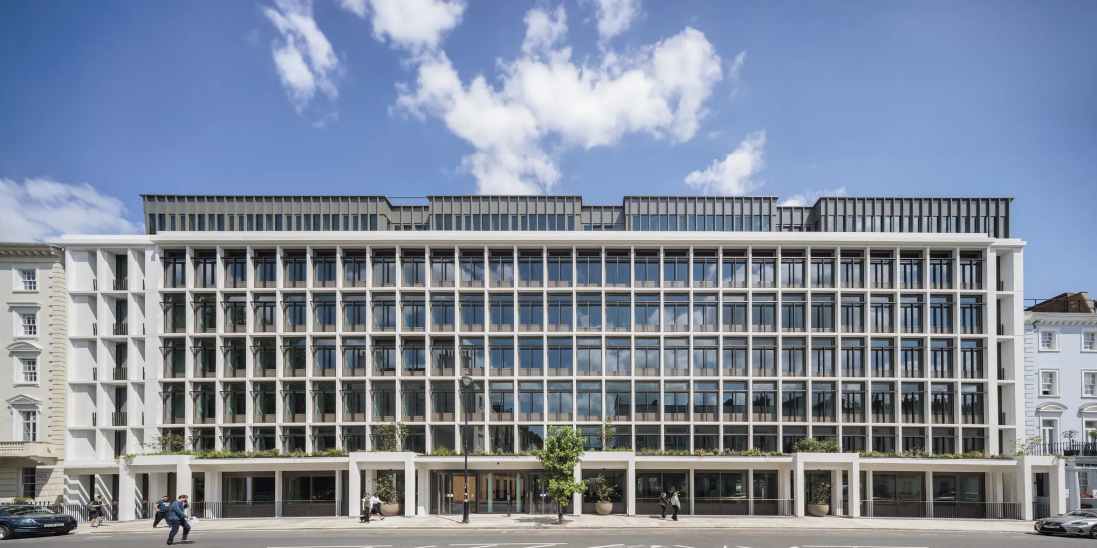 A self-supporting precast stone façade reflects the rhythm of neighbouring terraces while offering a contemporary take on traditional porticos. First-floor planters continue the line of balcony gardens along Belgrave Road.